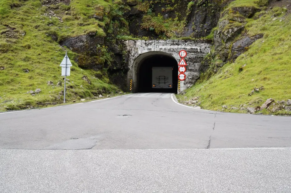 Portal des alten, schmalen Tunnels bei Árnafjørður