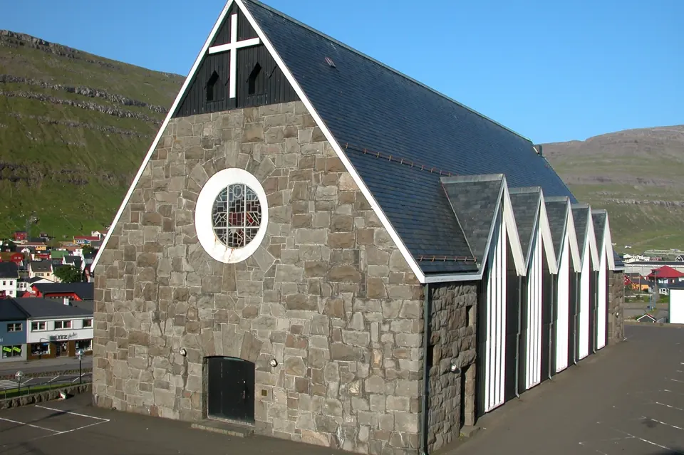 Die Christianskirkja in Klaksvík, Steinkirche mit steilem Dach