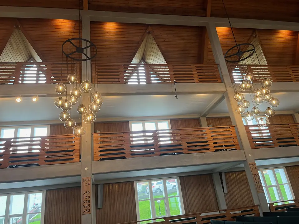 Innenraum der Christianskirkja in Klaksvík mit Holzdecke und Kronleuchtern