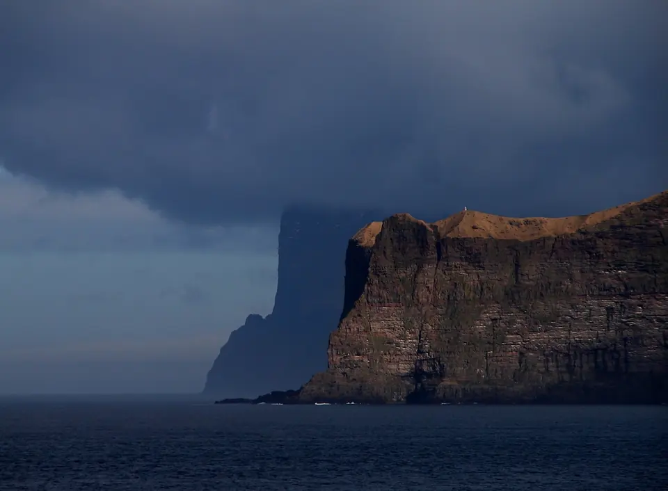 Die Kaps Kunoyarnakkur und Enniberg vom Meer aus