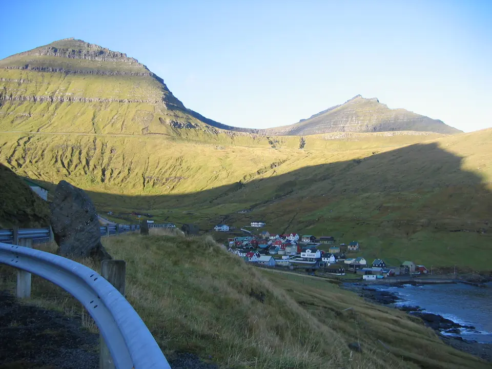 Funningurin kylä, taustalla Slættaratindur