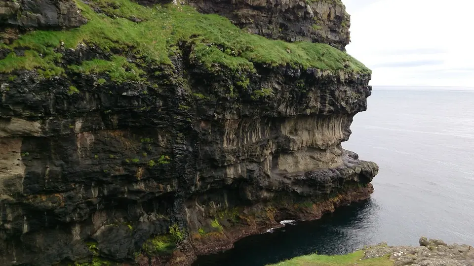 Steile Felswände in der Schlucht bei Gjógv