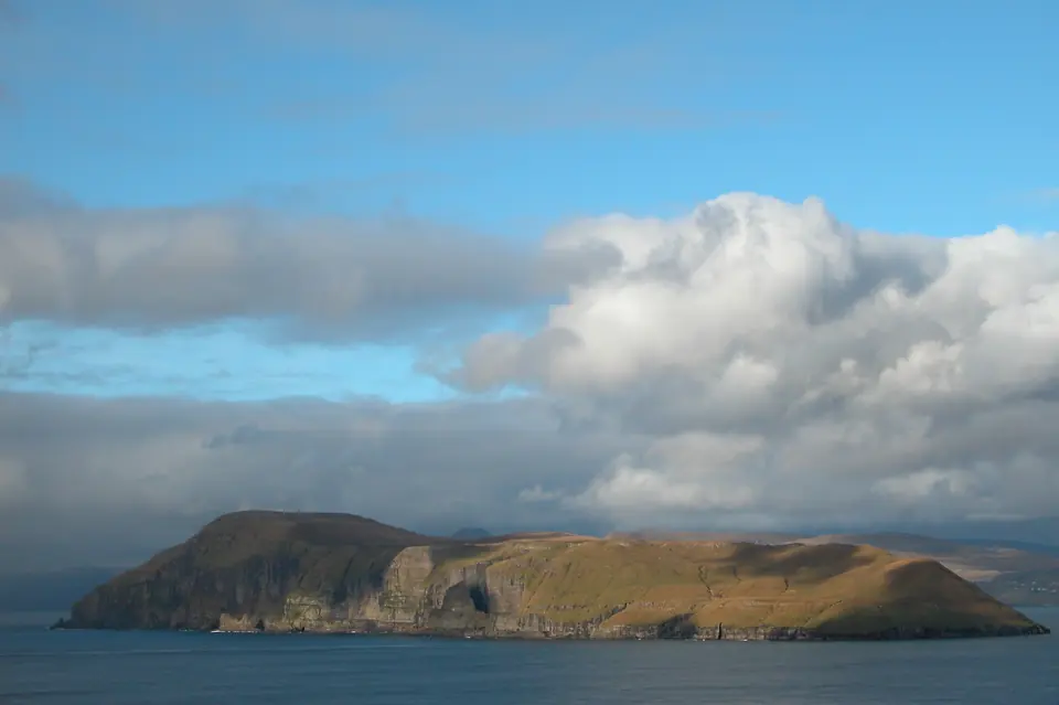 Die Insel Hestur von Sandoy aus über den Sund gesehen