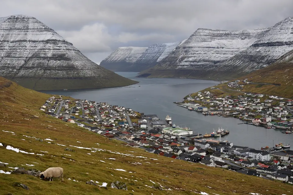 Der Hafen von Klaksvík mit den Bergen dahinter
