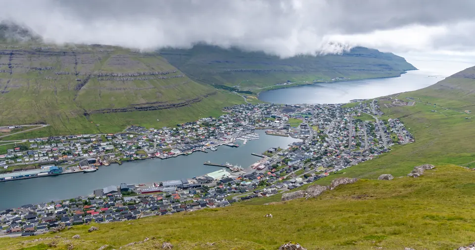 Klaksvík entlang der Bucht unter Wolken