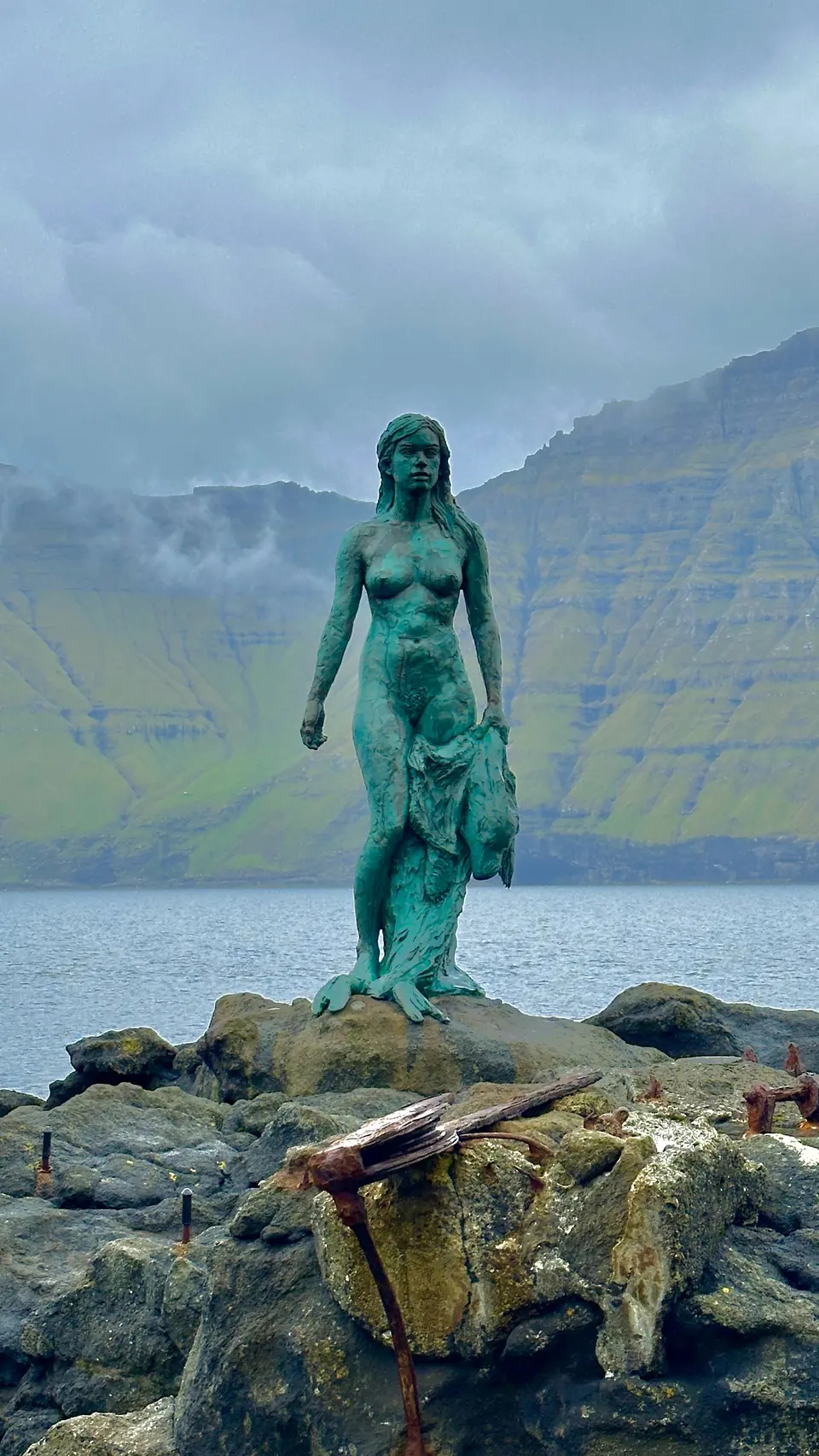 Die Statue der Robbenfrau Kópakonan am Meer in Mikladalur
