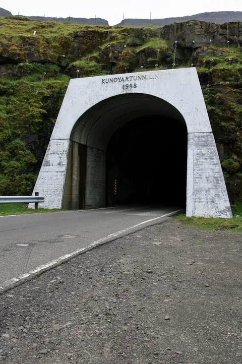 Weißes Portal des einspurigen Tunnels auf Kunoy