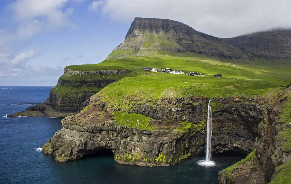 Der Wasserfall Múlafossur stürzt bei Gásadalur von der Klippe direkt ins Meer