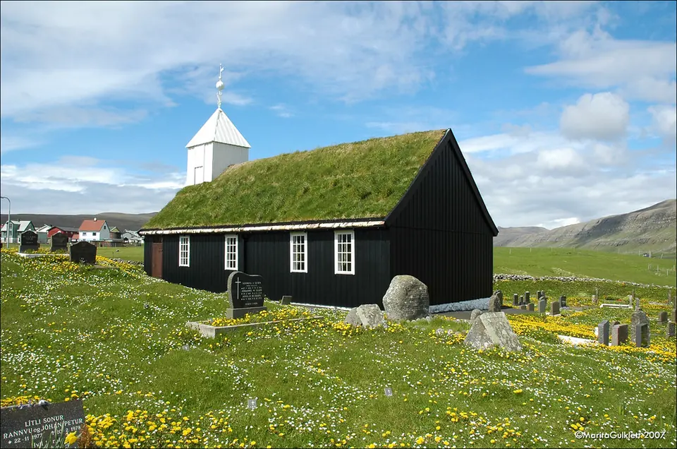 Die schwarze Kirche mit Grasdach in Sandur