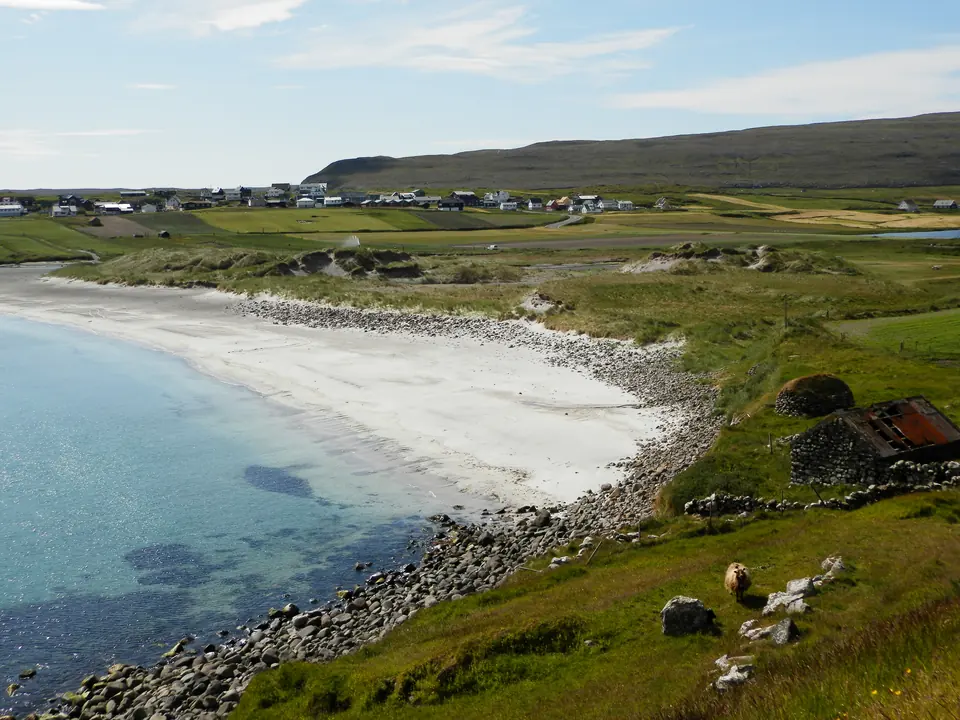 Weißer Sandstrand bei Sandur auf Sandoy