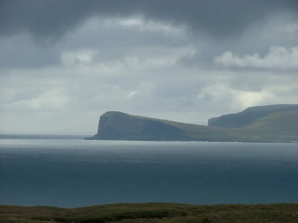 Die Landspitze Skálhøvdi auf Sandoy am Meer