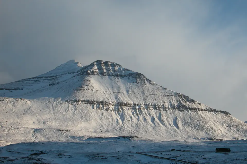 Der verschneite Slættaratindur, höchster Berg der Färöer
