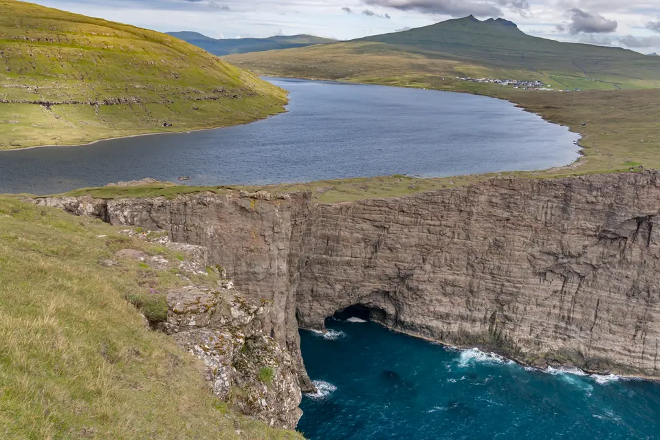Sørvágsvatn und die Klippe Trælanípa über dem Meer
