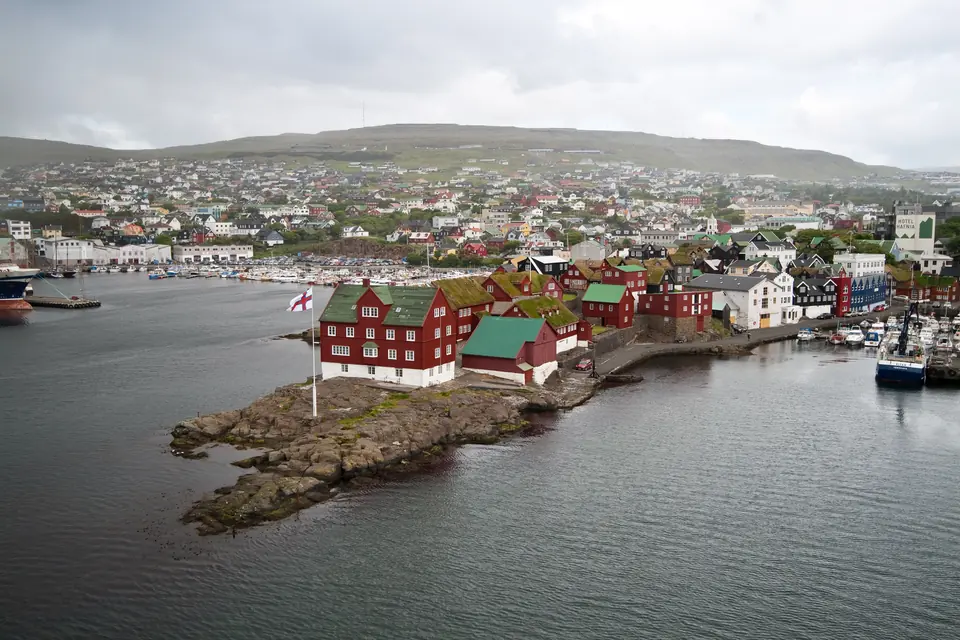 Röda regeringshus på Tinganes vid hamnen i Tórshavn