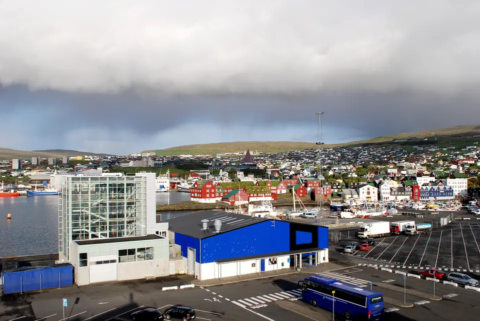 Der Hafen von Tórshavn mit der Bebauung am Hang