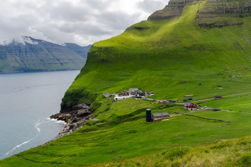 Das Dorf Trøllanes auf Kalsoy am Fjord