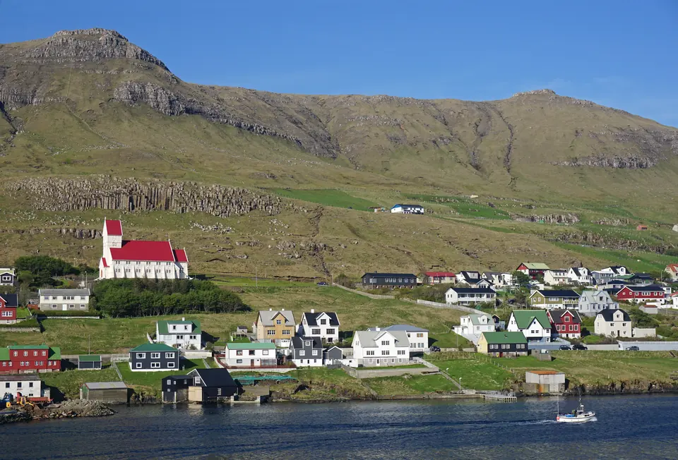 Tvøroyri am Fjord auf Suðuroy