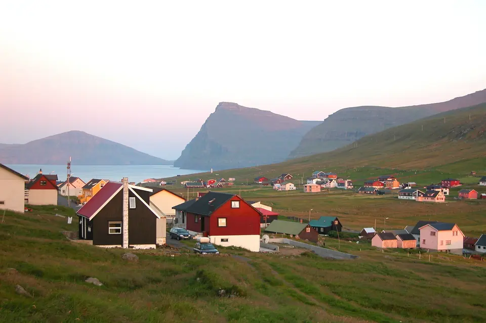 Das Dorf Viðareiði mit Kirche und Bergen